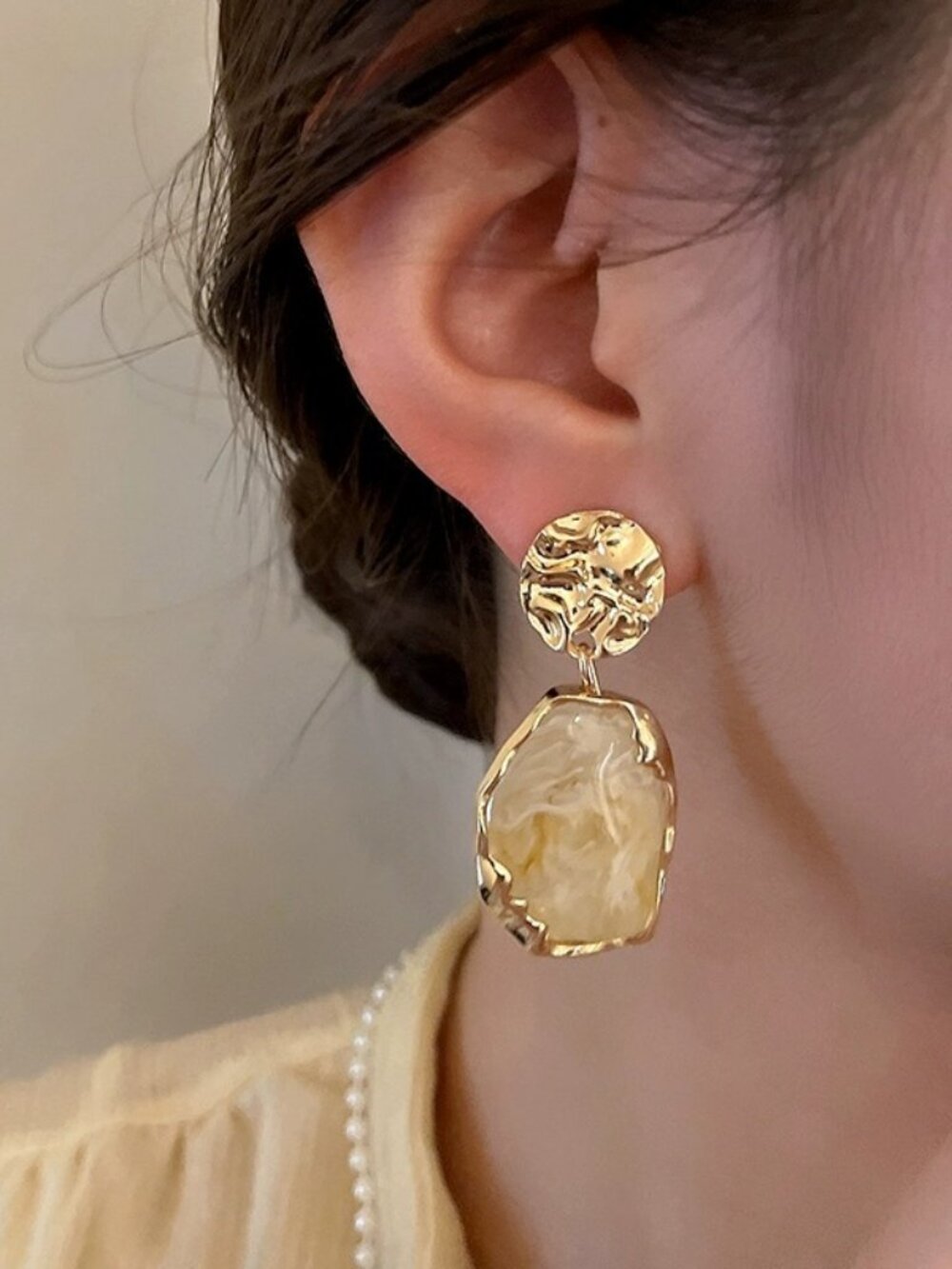 Vintage Hammered Gold Tone Resin Drop Earrings Neutral Marble Swirl